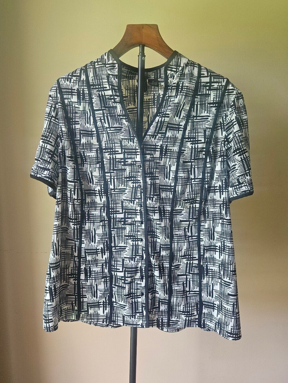 Nue Options Black & White Patterned V-Neck Women's Top Size 1X